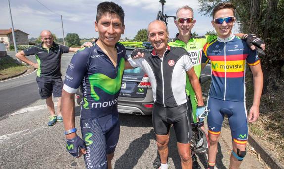 Nairo Quintana se fotografía junto a tres cicloturistas tras descender del puerto de Peña Cabarga. 