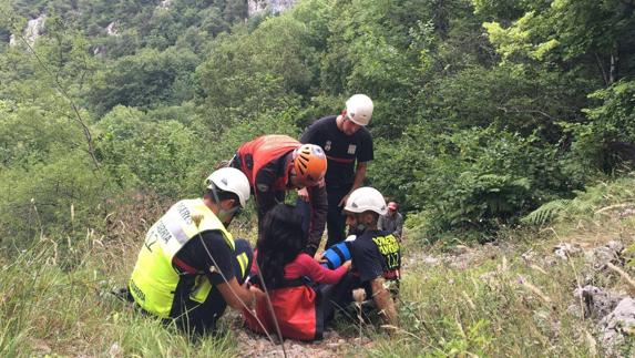La herida es atendida por los bomberos del parque de Tama y el equipo de rescate del 112