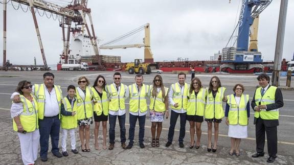 Recibimiento del barco con cargamento de azucar por parte de los descendientes de un cántabro.