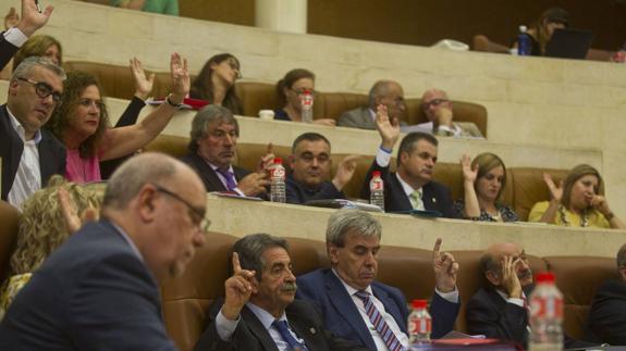 Diputados votan en el Parlamento en un pleno de esta legislatura.