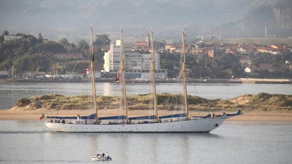 El buque-escuela Creoula llegando al Puerto de Santander esta mañana 