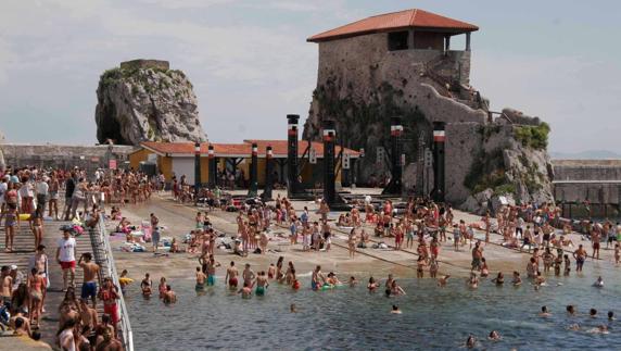 La rampa de San Guillén, con la ermita, llena de bañistas este pasado lunes, con algunas personas ascendiendo por las escaleras para tirarse.