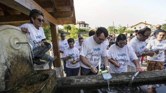 La suelta de las anguilas se llevó a cabo en el lavadero ubicado en la localidad de Aes, en Puente Viesgo.