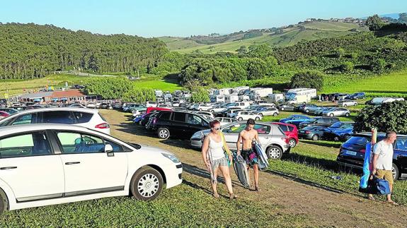 La playa de San Vicente resuelve el problema del aparcamiento