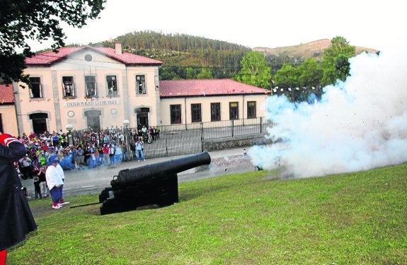 Imagen de archivo de la salva del cañón de 48 libras durante una de las anteriores recreaciones. 