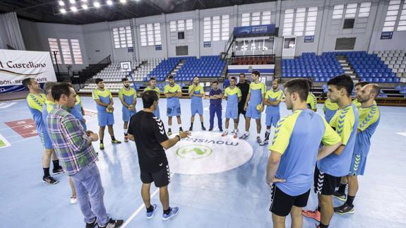 Entrenamiento del Sinfín de Balonmano en el Pabellón de la Albericia