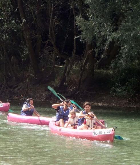 Cada año son miles de personas las que realizan el descenso en canoa del Deva, la actividad más popular de la comarca.