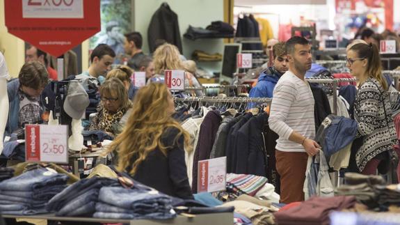 Día de Rebajas en una de las grandes superficies de Santander.