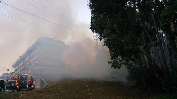 La densa humareda tapó por completo los edificios de la urbanización Vela Mayor, situada a escasa distancia del foco.