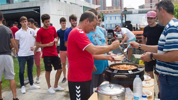 Ángel Viadero sirve un plato de marmita para sus futbolistas, ayer en La Albericia. 