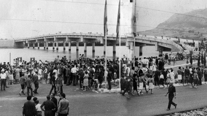 Vecinos de uno y otro lado de la ría asistieron aquella mañana del 29 de agosto de 1966 a los actos programados con motivo de la inauguración del puente. Fue toda una fiesta.