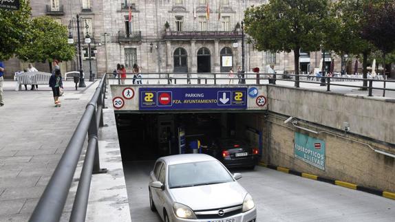 El acceso rodado principal al estacionamiento subterráneo está situado en la calle Barón de Peramola.