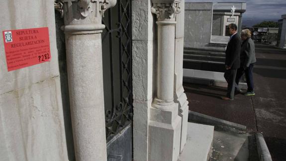 El Ayuntamiento de Castro colocó hace meses pegatinas en las sepulturas advirtiendo de la necesidad de regularizarlas.