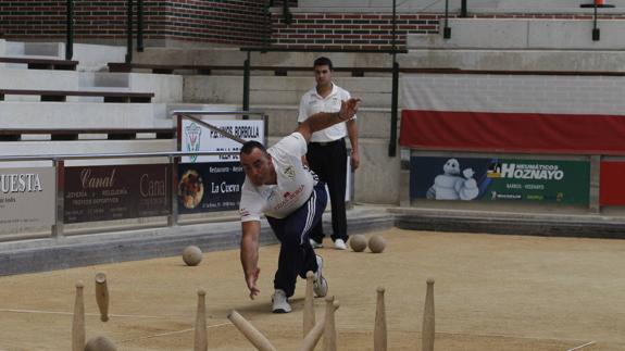 Lolo Lavid birla una bola en el torneo de ayer en Noja.