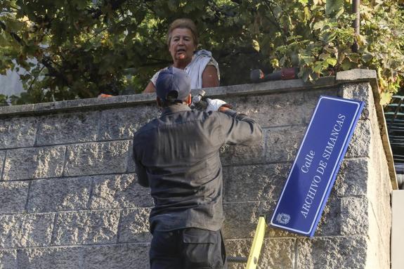Un operario coloca la nueva placa de la calle Archivo de Simancas, antes dedicada al asedio al cuartel del Regimiento 'Simancas'.