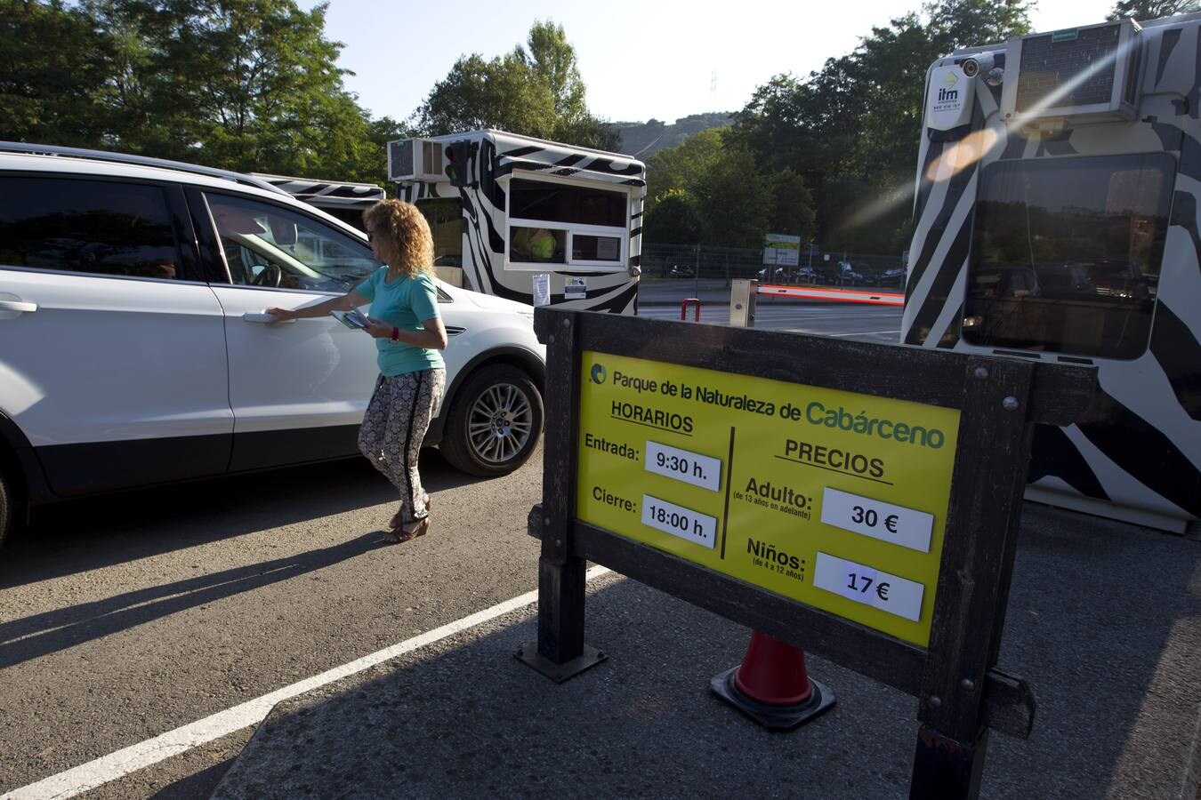 Los visitantes que acceden desde el jueves al parque ya pagan las nuevas tarifas y pueden disfrutar del teleférico.