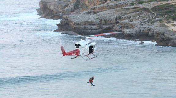 El helicoptero ha rescatado a la mujer herida