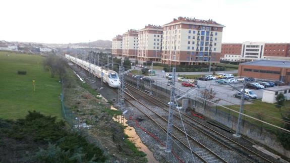 El tren, a su paso por Muriedas.