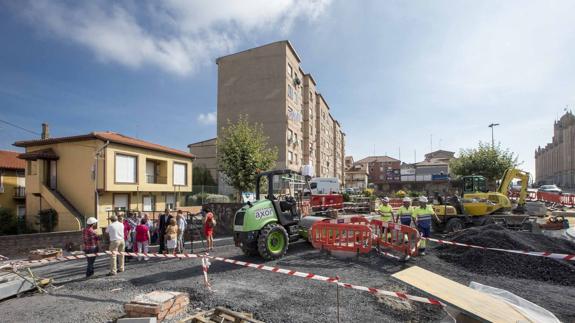 Trabajos de construcción de la nueva rotonda que enlazará la Bajada de Polio con la avenida del General Dávila, a la altura del colegio Salesianos.