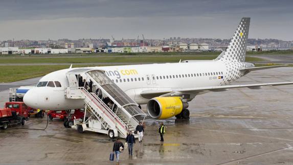 Pasajeros del primer vuelo de Vueling procedente de París, en el aeropuerto Seve Ballesteros.