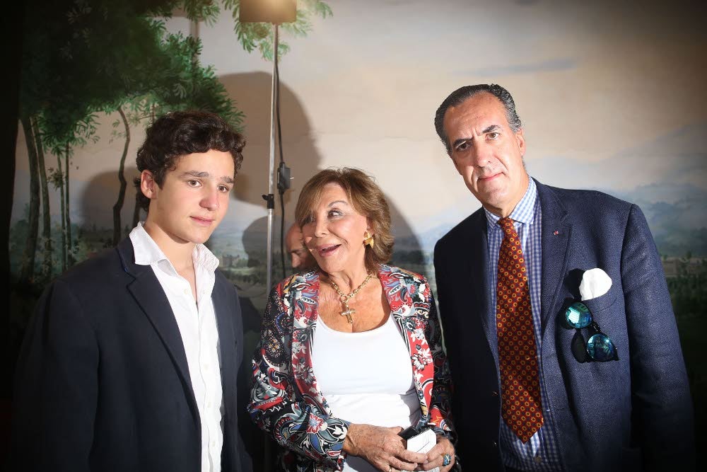 Froilán y su padre, con la exsenadora del PP Pilar Aresti, en la plaza de toros de Bilbao este mes de agosto.