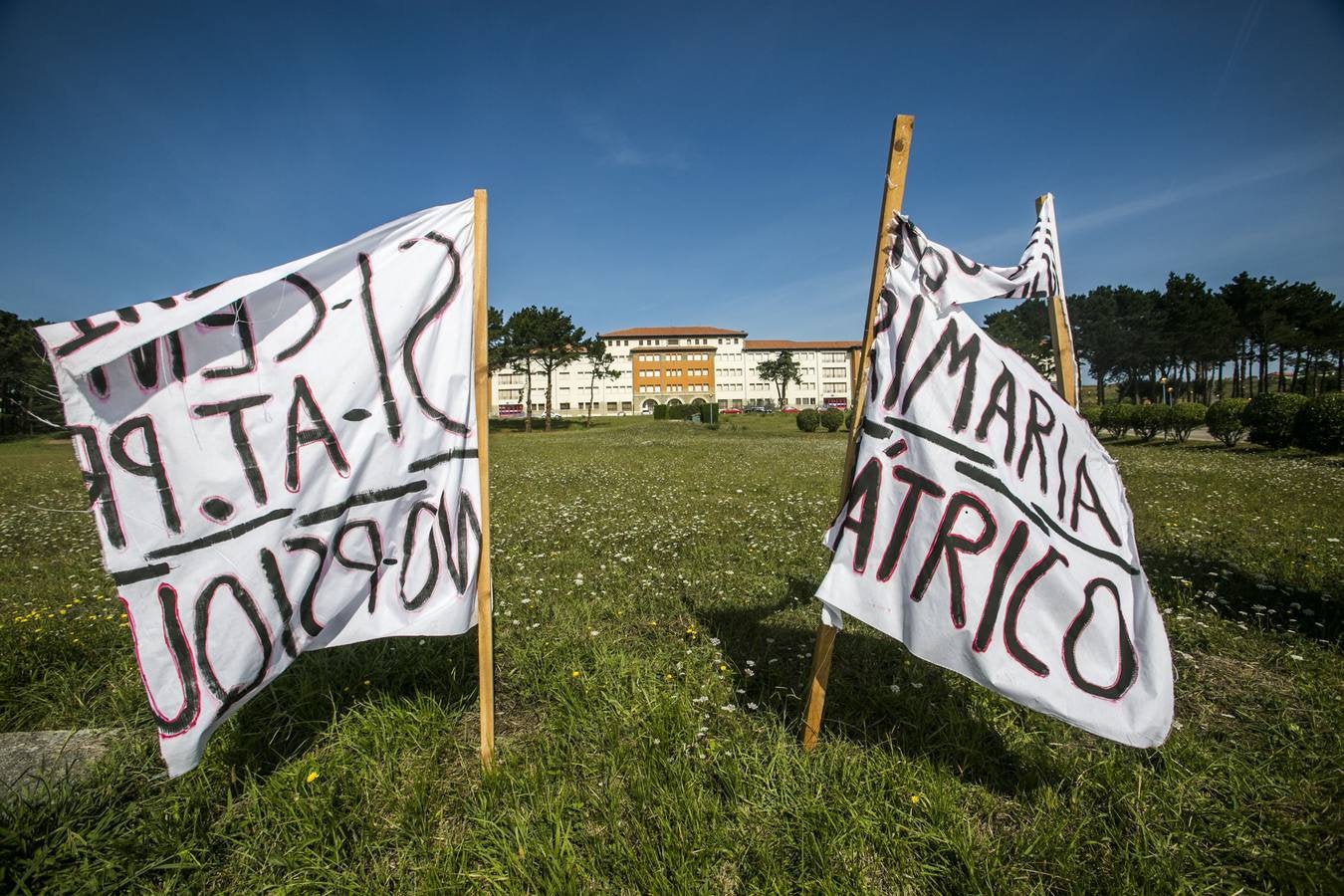 Pancarta contra el traslado colocada en las inmediaciones del hospital de Liencres.