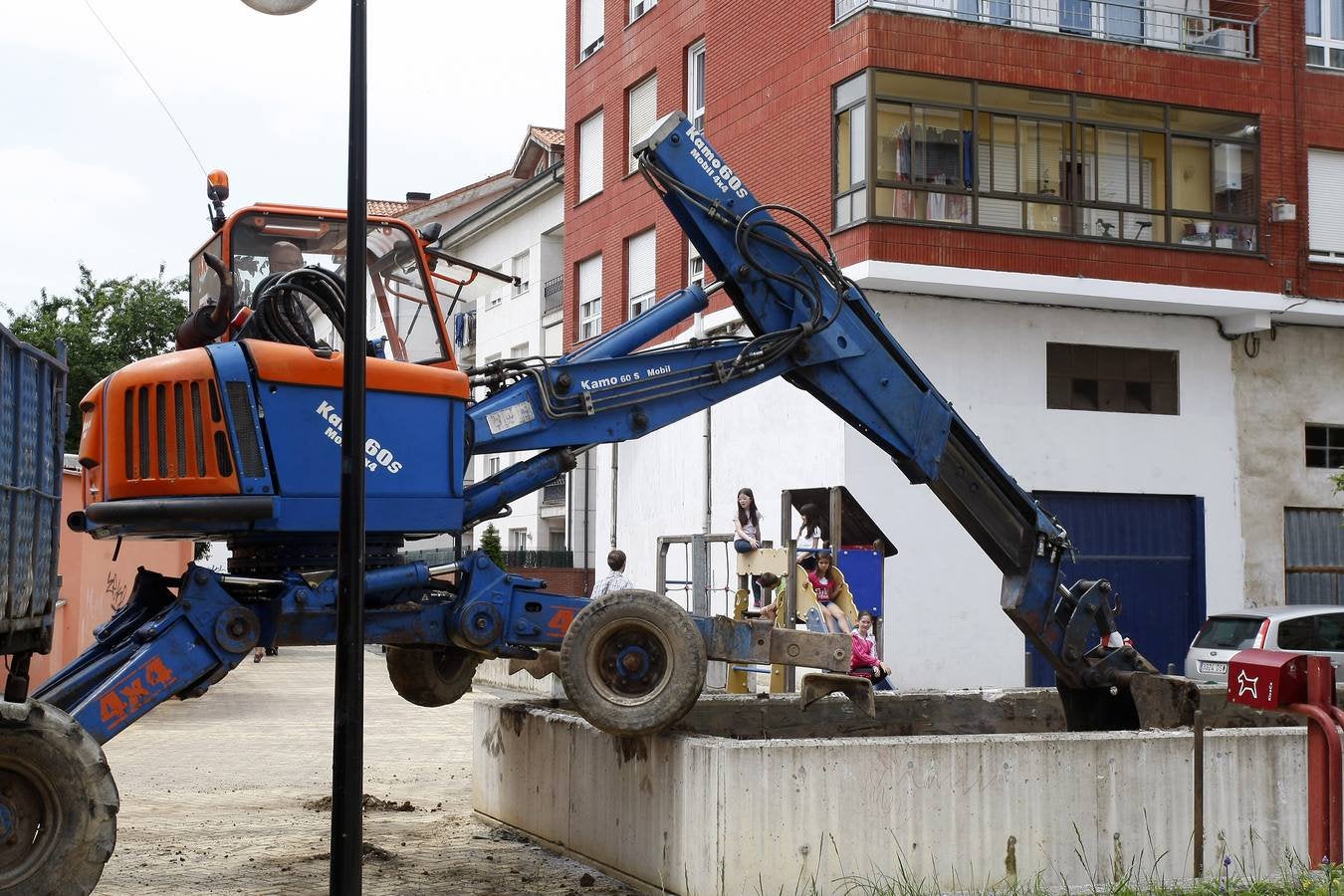 El Ayuntamiento retiró un parterre para ampliar el parque infantil, pero la obra no ha comenzado.