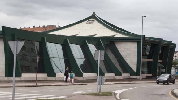 Exterior de las instalaciones deportivas de Cros.