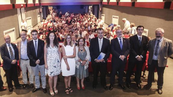 Fermín Bocos, en el centro con una capeta en las manos, junto a autoridades políticas y académicas en la clausura de los Cursos de Verano de la Universidad de Cantabria.