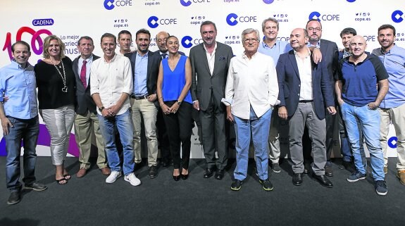 Fotografía de familia en la presentación anoche de la nueva temporada de la emisora. :: cope