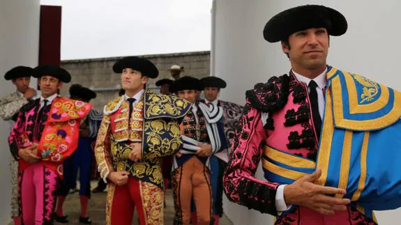 Cayetano Rivera (derecha) y José Garrido, en el centro, este jueves en Santoña