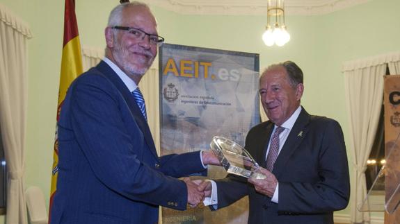 Eugenio Fontán, presidente del Colegio de Ingenieros de Telecomunicaciones, entrega el premio a Félix Sanz, director general del CNI.