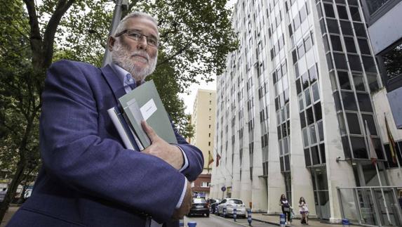 Ramón Ruiz, frente al edificio de Ministerios, en la calle Vargas, donde tiene su despacho