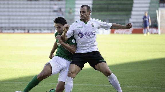 Samuel Llorca disputa el balón a un jugador del Ferrol