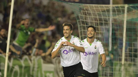 El ex del Racing de Ferrol, Héber, y Caye Quintana celebran el tanto del gallego frente al Llagostera.