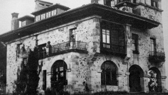 Casa-palacio del doctor José Argumosa y Argumosa, en Sierrapando , diseñada por el arquitecto Leonardo Rubacado. Fue derribada para construir el convento de las madres Carmelitas