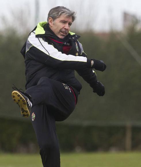 Paco Fernández, en un entrenamiento con el Racing.