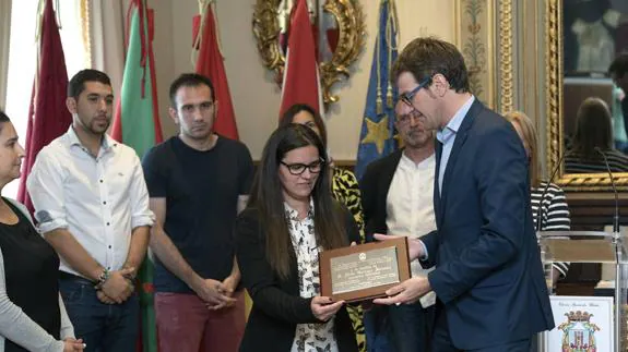 El alcalde de Vitoria, Gorka Urtaran, entrega una placa conmemorativa a Judith, hija del Policía Nacional Félix Gallego Salmón.