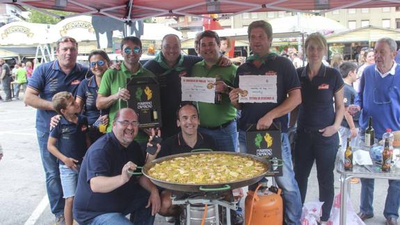 Los integrantes de la peña Las Cascarrias ganaron el premio a la paella más grande. 