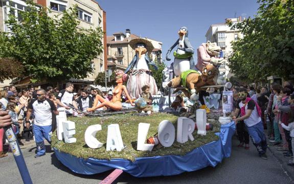 ¡Que calor! Carroza ganadora en 2015 de la peña Los Mengües. 