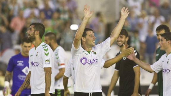 Julen Castañeda, en el centro,  celebra la victoria en presencia de Mikel Santamaría y Sergio Ruiz