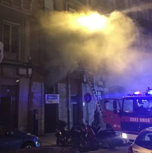 Las llamas afectaron al bajo y a otros dos pisos del edificio.