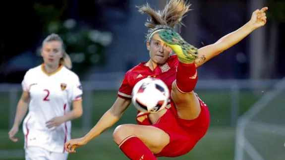 La jugadora de la selección española Alexia Putellas (d) efectúa un remate ante Radanovic, de Montenegro, en partido correspondiente a la fase de clasificación para el Europeo femenino, que se disputa en la Ciudad del Fútbol de Las Rozas. 