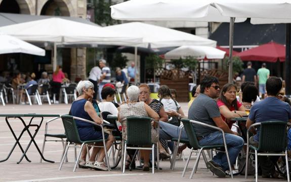 Terraza legal de un bar en Torrelavega.