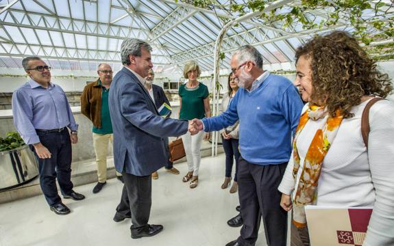 Rafael de la Sierra (PRC) y Ramón Ruiz (PSOE) se dan la mano durante las negociaciones del pacto de Gobierno.