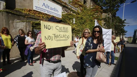 Varias decenas de personas se manifestaron a las puertas del Parlamento para mostrar su rechazo al cierre del centro Parayas.