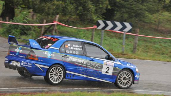 El Mitsubishi Lancer de Rubén Iván Blanco y Rosana Martínez, en el Rallysprint Medio Cudeyo.