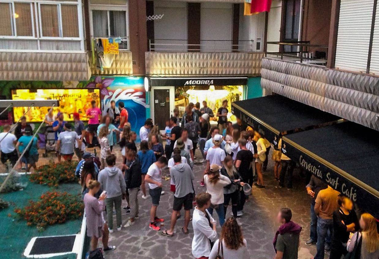 Los clientes usan el patio privado para divertirse y a ellos se suman otros jóvenes según los vecinos. 