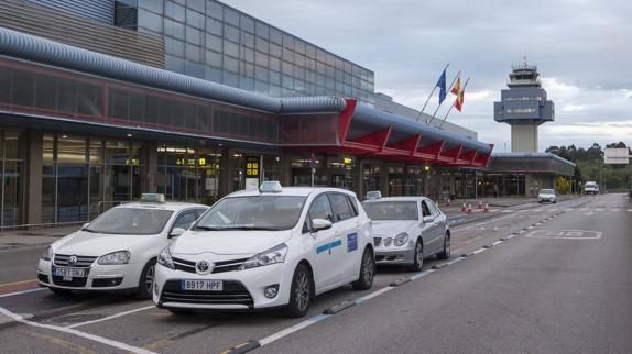 Los taxis que hacen su servicio en el aeropuerto Seve Ballesteros.
