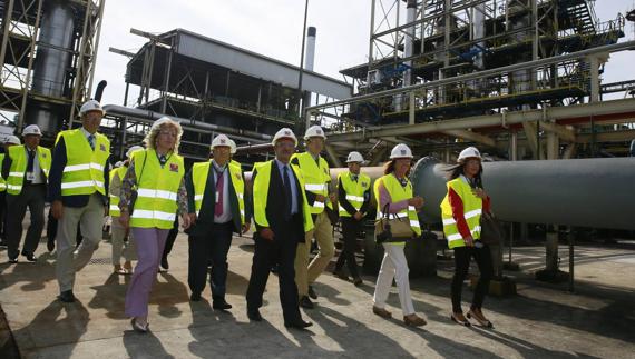 Recorrido por la planta de Birla Carbon Spain, después de los discursos en la celebración del 50 aniversario.